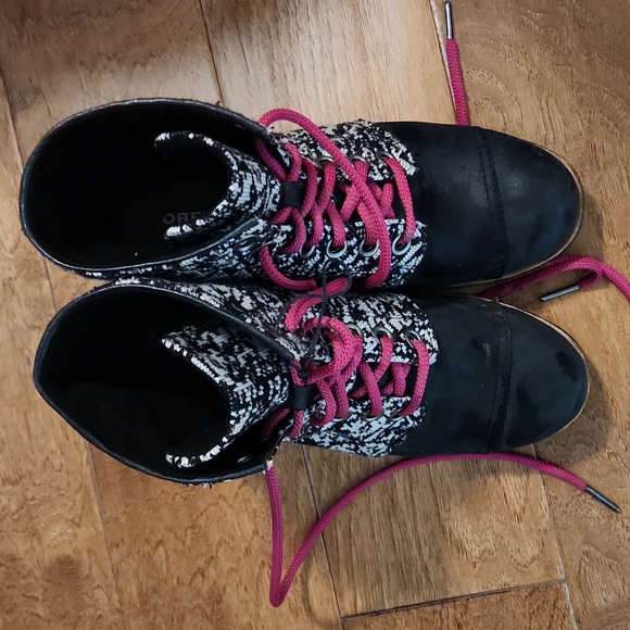 Sorel Wedge Boots - Picture 2 of 6